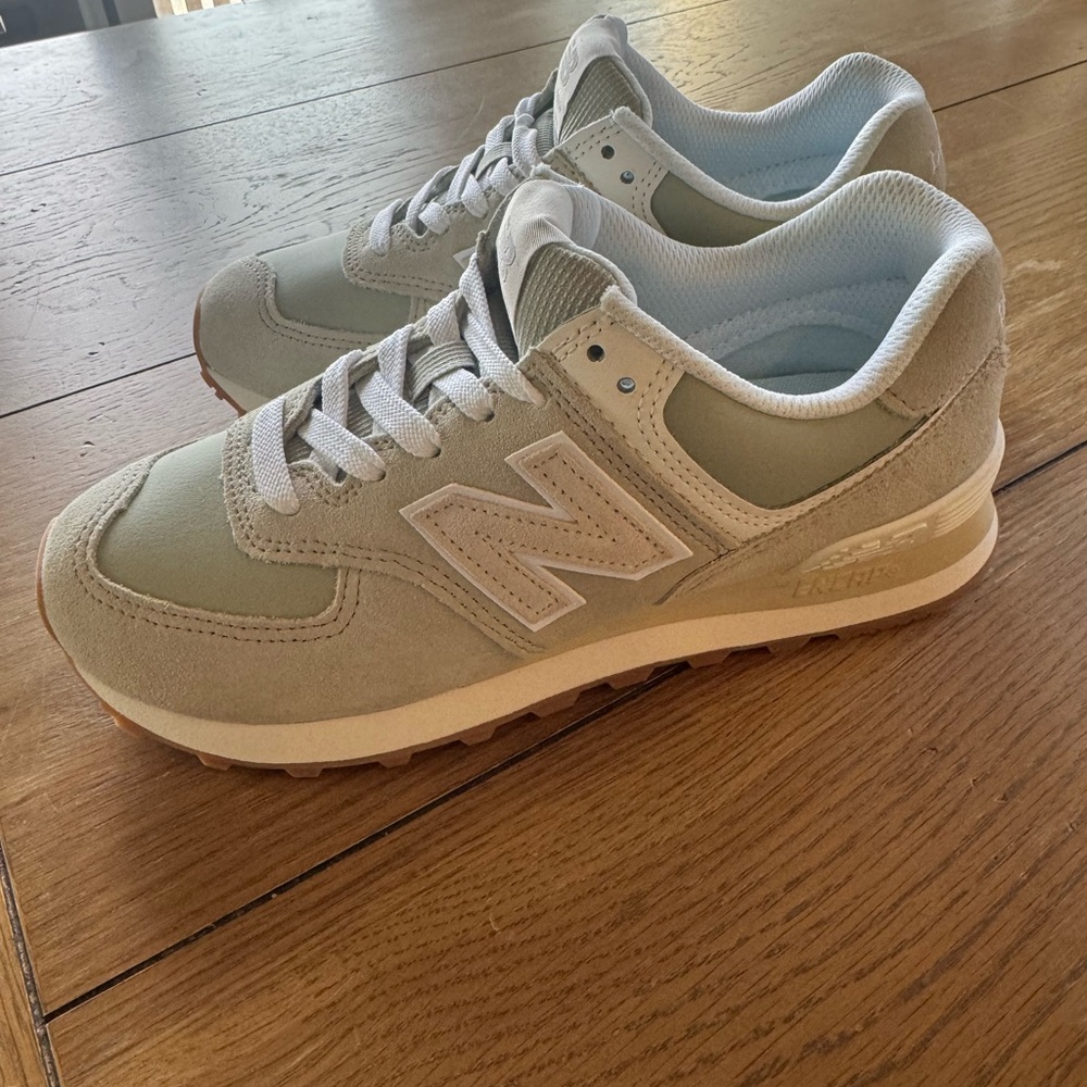 NEW BALANCE WMNS 574 'CALM GREEN ANGORA'